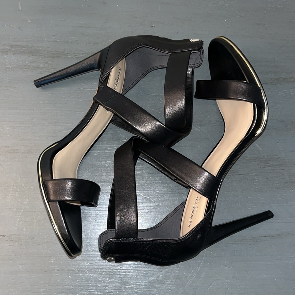Kenneth Cole Brooke Black Leather Cross Strap Heeled Sandal Shoes NWOB sz 8.5 - Picture 8 of 16